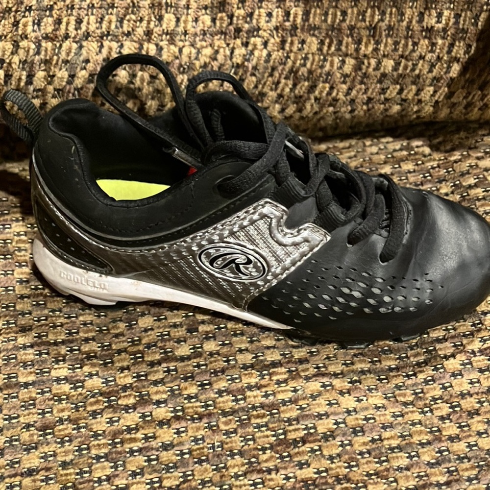 Rawlings COOLFLO Youth 1 Baseball and Softball Cleats preowned